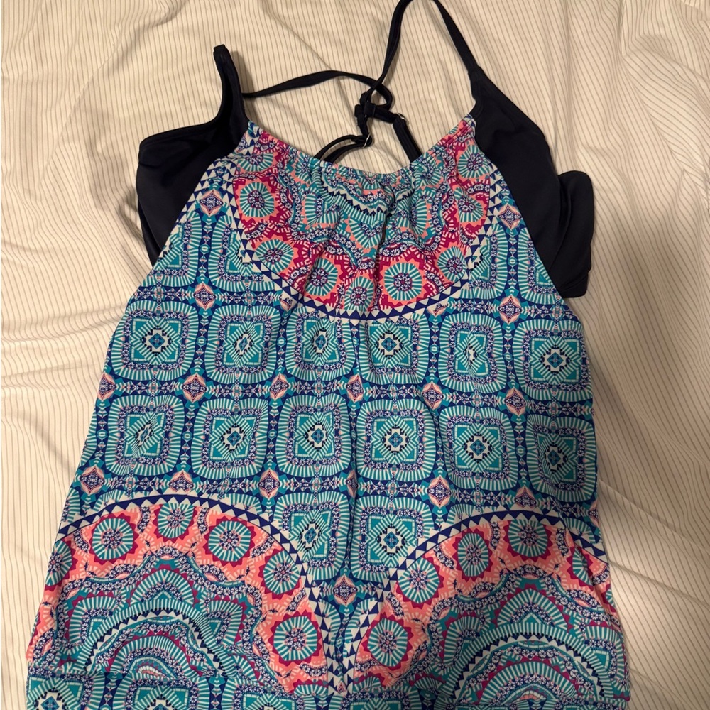 Athleta women’s swimsuit top with built in bra size 36 D/DD